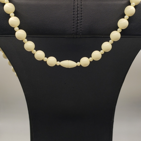 Vintage Cream Acrylic Beaded Necklace Faux Off-White Opaque Barrel Clasp Jewelry - Picture 6 of 6